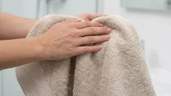 Cât de des trebuie spălate prosoapele: când nu este necesar să le schimbați după fiecare duș și când este momentul potrivit.